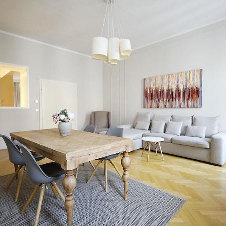 Heymi Apartments Karlsplatz Wina Bagian luar foto